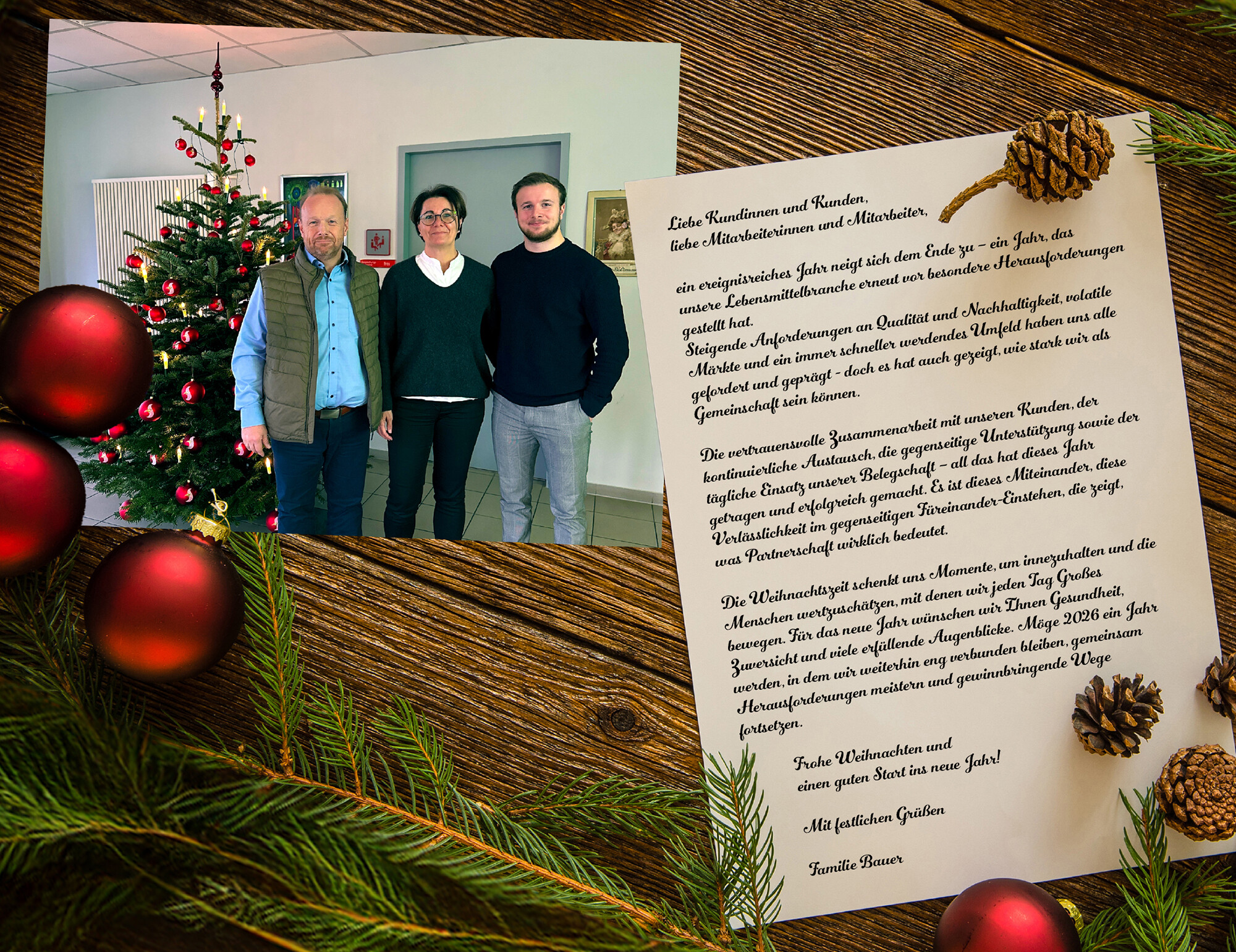 Weihnachtsgrüße Eine Gruppe von Menschen steht vor einem Weihnachtsbaum.