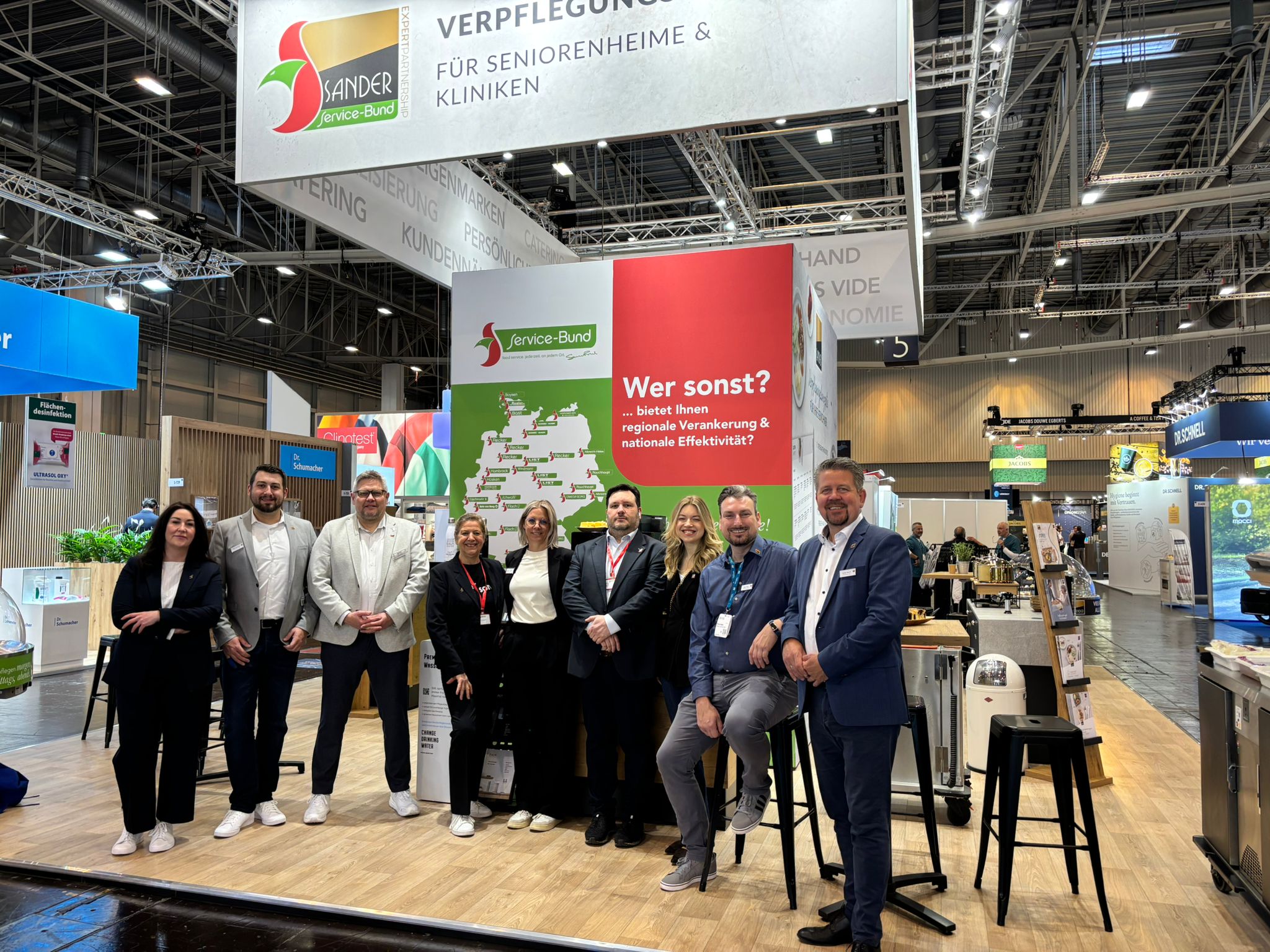 Die Messe ALTENPFLEGE in Essen bot vom 21. bis 23. April 2026 einen umfassenden Überblick über aktuelle Produkte, Dienstleistungen und Entwicklungen in der Pflegebranche. Über 500 Aussteller präsentierten in den Hallen 5 bis 8 Lösungen aus Bereichen wie Pflege und Therapie, Digitalisierung, Verpflegung, Einrichtung sowie dem Management von Pflegeeinrichtungen. Ergänzt wurde das Angebot durch ein breites Kongress- und Vortragsprogramm, in dem zentrale Herausforderungen der Branche diskutiert wurden.